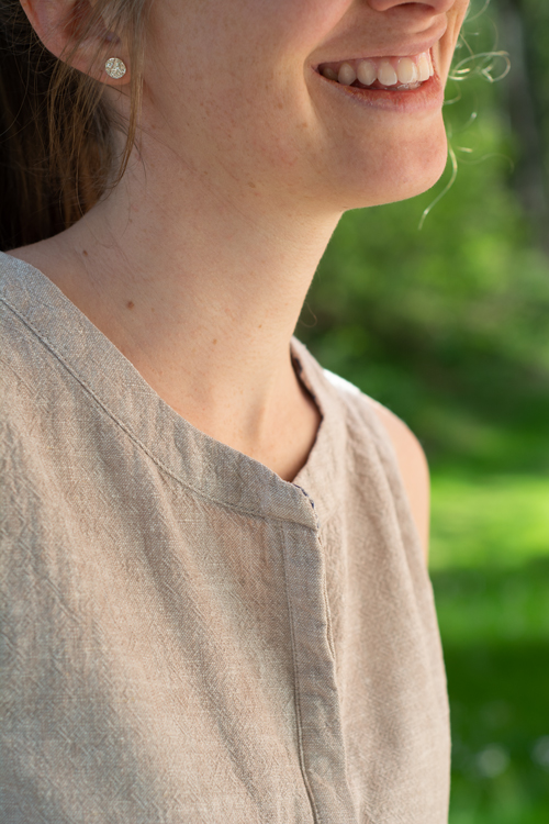 A couple of years ago I made a Biscayne blouse and I always wanted to make another one. Somehow I ended up not wearing my first one very often - I wonder if it's the combination of pin strip fabric and welt pocket that makes the blouse a little too, well, serious?Anyways - the lovely Hello Heidi ladies needed a sample made of the wonderful viscose linen fabric they sell and it didn't take me long to decide that it was finally time to make another Biscayne. It's such a beautiful pattern, perfect for summer - and the fabric I wanted to use seemed to be a great match.Hello Heidi fabrics have a whole bunch of linen fabrics right now (and they're 20% off this week!) - perfect for the upcoming summer. Linen is one of the oldest fabrics in the world and feels great against your skin on warm days. There are currently two different kind of linen fabrics in the shop: 100% linen from Birch Fabrics and a linen viscose mix (55% linen and 45% viscose). Mixing linen with viscose/rayon gives you the best of two worlds: You have the nice qualities of linen, but the added viscose makes the fabric less prone to wrinkles and adds a little more drape to the fabric.This specific linen from Robert Kaufman has been dyed before the fabric was woven. That way you get a chambray look and beautiful subtle colours, wonderful for summer. When choosing a colour from the fabrics available I went for the colourway "flax" - in other words a true natural linen colour. I don't think the chambray effect is as visible on this fabric compared to other available colours, but I like how natural the fabric looks, like a true historic linen fabric.The Biscayne Blouse is a top with a hidden button placket, a shaped neckline and slight gathers at the front and back. It comes with an option welt pocket or patch pocket, which I both skipped for this version. The Biscayne isn't a very complicated sew, but the placket and the welt pocket can be a little daunting if you haven't sewn a few of those. Luckily there's a thorough sew-along on the Hey June blog.The arm holes of the Biscayne are finished with bias tape and the neckband has a facing. To add a secret pop of colour I decided to use some blue lawn scraps I had left for the bias binding and the facing. The linen has a beautiful striped selvedge, so I decided to incorporate it on the inside of the button placket.I'm very happy with how the blouse turned out! The linen feels nice against the skin and I think Robert Kaufman found a nice balance between keeping the slightly rough and slubby texture of linen and adding enough viscose to help the linen drape nicely.I'll keep it short and sweet this week - our little one is turning one tomorrow (how has a whole year passed already??) and we have visitors, so there's a lot to keep up with. But make sure to check out the Hello Heidi Instagram or Facebook account to see other beautiful samples sewn from this fabric, and make sure to buy some linen (if you want some in your life!) while they're on sale.- I received the fabric for this blog post for free. However, all opinions are, as always, my own. - 