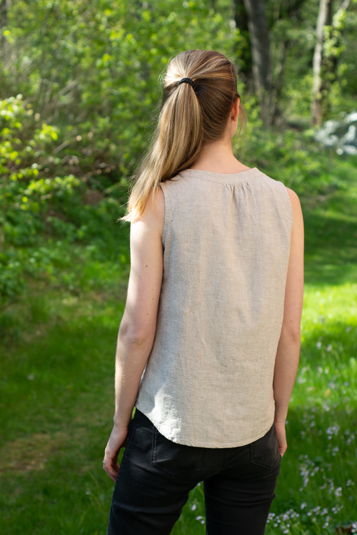 A couple of years ago I made a Biscayne blouse and I always wanted to make another one. Somehow I ended up not wearing my first one very often - I wonder if it's the combination of pin strip fabric and welt pocket that makes the blouse a little too, well, serious?Anyways - the lovely Hello Heidi ladies needed a sample made of the wonderful viscose linen fabric they sell and it didn't take me long to decide that it was finally time to make another Biscayne. It's such a beautiful pattern, perfect for summer - and the fabric I wanted to use seemed to be a great match.Hello Heidi fabrics have a whole bunch of linen fabrics right now (and they're 20% off this week!) - perfect for the upcoming summer. Linen is one of the oldest fabrics in the world and feels great against your skin on warm days. There are currently two different kind of linen fabrics in the shop: 100% linen from Birch Fabrics and a linen viscose mix (55% linen and 45% viscose). Mixing linen with viscose/rayon gives you the best of two worlds: You have the nice qualities of linen, but the added viscose makes the fabric less prone to wrinkles and adds a little more drape to the fabric.This specific linen from Robert Kaufman has been dyed before the fabric was woven. That way you get a chambray look and beautiful subtle colours, wonderful for summer. When choosing a colour from the fabrics available I went for the colourway "flax" - in other words a true natural linen colour. I don't think the chambray effect is as visible on this fabric compared to other available colours, but I like how natural the fabric looks, like a true historic linen fabric.The Biscayne Blouse is a top with a hidden button placket, a shaped neckline and slight gathers at the front and back. It comes with an option welt pocket or patch pocket, which I both skipped for this version. The Biscayne isn't a very complicated sew, but the placket and the welt pocket can be a little daunting if you haven't sewn a few of those. Luckily there's a thorough sew-along on the Hey June blog.The arm holes of the Biscayne are finished with bias tape and the neckband has a facing. To add a secret pop of colour I decided to use some blue lawn scraps I had left for the bias binding and the facing. The linen has a beautiful striped selvedge, so I decided to incorporate it on the inside of the button placket.I'm very happy with how the blouse turned out! The linen feels nice against the skin and I think Robert Kaufman found a nice balance between keeping the slightly rough and slubby texture of linen and adding enough viscose to help the linen drape nicely.I'll keep it short and sweet this week - our little one is turning one tomorrow (how has a whole year passed already??) and we have visitors, so there's a lot to keep up with. But make sure to check out the Hello Heidi Instagram or Facebook account to see other beautiful samples sewn from this fabric, and make sure to buy some linen (if you want some in your life!) while they're on sale.- I received the fabric for this blog post for free. However, all opinions are, as always, my own. - 